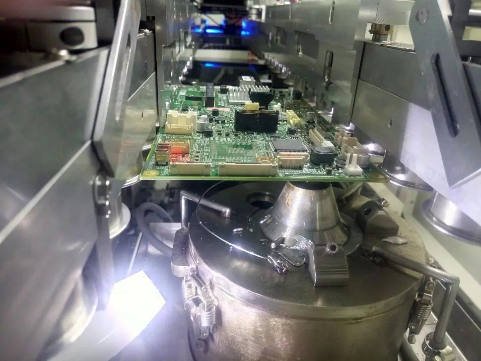 焊接修补率高达99%以上！合易科技选择性波峰焊实现精准焊接修复